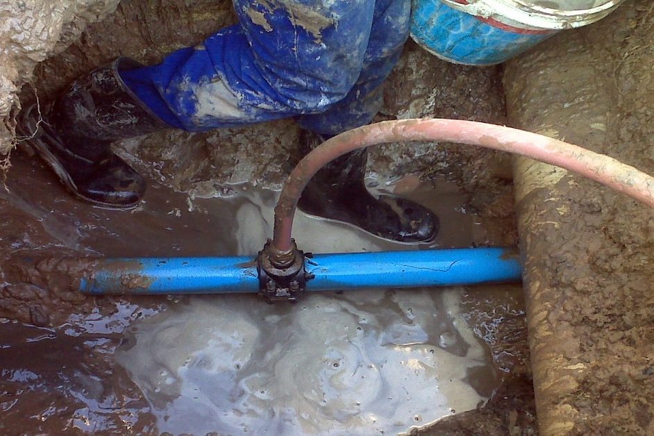 Conserto de vazamento em cano de água enterrado